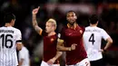 Pemain AS Roma, Seydou Keita, merayakan gol yang dicetaknya ke gawang Palermo dalam lanjutan Serie A Italia di Stadion Olimpico, Roma, Senin (22/2/2016) dini hari WIB. (AFP/Filippo Monteforte)