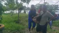 Anggota Polairud Polda Jambi dan warga sekitar saat mengevakusi korban pengemudi perahu yang membawa robongan Wawako Jambi di Danau Sipin, Jumat (4/8/2023). (Liputan6.com/gresi plasmanto)