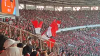 Ribuan suporter Timnas Indonesia memadati Stadion Utama Gelora Bung Karno, Jakarta, Kamis (6/6/2024). (Bola.com/Farrel Hetharia/Magang)
