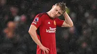Reaksi kecewa pemain Manchester United, Rasmus Hojlund setelah timnya kebobolan tiga gol pada laga lanjutan Liga Inggris 2023/2024 melawan Bournemouth di Old Trafford, Manchester, Inggris, 9 Desember 2023. (AFP/Oli Scarff)