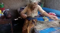 Meski sudah berusia ratusan tahun, perempuan asal Kulon Progo itu masih memiliki indra pendengaran, penglihatan dan tubuh yang segar bugar. (Liputan6.com/Yanuar H)