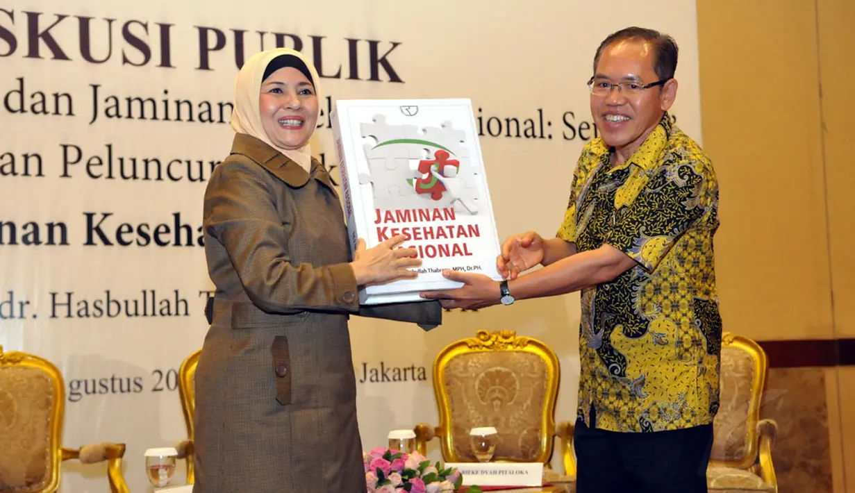 Prof dr Hasbullah Thabrany, MPH (kanan) meluncurkan buku tentang Jaminan Kesehatan Nasional disela-sela diskusi publik yang membahas tentang Indonesia Sehat dan Jaminan Kesehatan Nasional, (26/8/2014). (Liputan6.com/Panji Diksana)