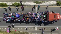 Pemandangan udara saat rombongan imigran Honduras tujuan Amerika Serikat menaiki truk di pinggiran Tapachula, Chiapas, Meksiko, 22 Oktober 2018. Imigran tetap menuju AS meski Presiden Donald Trump sudah merilis pernyataan keras. (PEDRO PARDO/AFP)