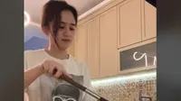 Tissa Biani Masak Rawon Buat Dul Jaelani, Desain Dapurnya Bikin Salah Fokus