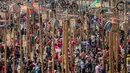 Warga mengikuti lomba Panjat Pinang Kolosal dalam rangka merayakan HUT ke-74 Kemerdekaan RI di Pantai Karnaval Ancol, Jakarta, Senin (17/8/2019). Sebanyak 174 batang pinang dengan beragam hadiah disediakan dalam lomba yang diikuti ratusan warga itu. (Liputan6.com/Faizal Fanani)
