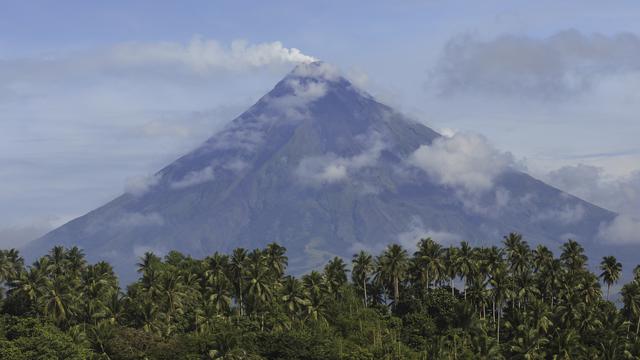 Penampakan Gunung Mayon di Filipina Keluarkan Asap Putih