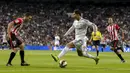 Bintang Real Madrid, Cristiano Ronaldo, saat melawan Athletic Bilbao pada laga La Liga di Stadion Santiago Bernabeu, Madrid, Senin (5/10/2014). CR 7 mengakhiri kebersamaan sembilan tahun bersama Madrid untuk hijrah ke Juventus. (AFP/Dani Pozo)