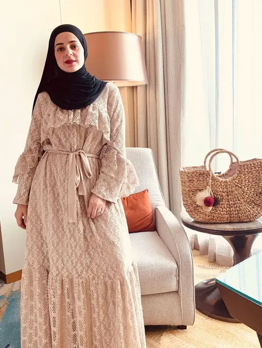 Meski hanya bermakeup minimalis, namun Selvi Salavia tetap memesona. (FOTO: instagram.com/selvisalavia)