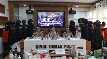 Kadiv Humas Polri Irjen Pol M. Iqbal (tengah) dalam jumpa pers terkait penangkapan terduga teroris di Jakarta, Jumat (17/5/2019). Irjen Iqbal mengatakan dari 29 yang diamankan pada bulan Mei, sebanyak 18 terduga teroris mempunyai tujuan beraksi pada 22 Mei mendatang. (Liputan6.com/Johan Tallo)