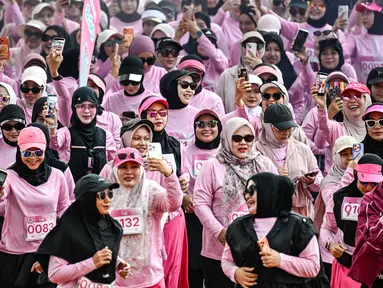 Para pelari wanita mengikuti acara 'She Runes the World' di stadion Harapan Bangsa, Banda Aceh, Aceh, pada Minggu 3 Mei 2026. Ribuan perempuan mengikuti kegiatan lari santai yang digelar di Stadion Harapan Bangsa. (CHAIDEER MAHYUDDIN/AFP)
