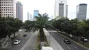 Kendaraan melintasi Jalan Sudirman yang lengang di Jakarta, Minggu (1/5). Hal ini diakibatkan Hari Buruh 2016 kali ini jatuh pada hari Minggu dan berpusat di Stadion GBK. (Liputan6.com/Immanuel Antonius)