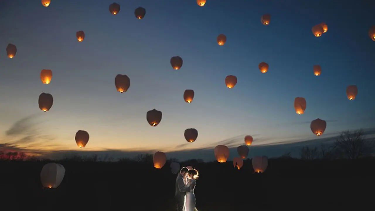 Foto pra-wedding di antara lampion yang diterbangkan