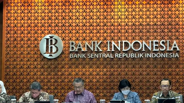 Gubernur Bank Indonesia Perry Warjiyo didampingi oleh Dewan Gubernur Lain saat pengumuman suku bunga di Gedung Thamrin Bank Indonesia, Rabu (22/5/2024). (Tira/Liputan6.com)