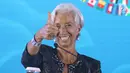 Direktur Pelaksana IMF Christine Lagarde mengacungkan jempolnya saat penutupan Pertemuan Tahunan IMF-Bank Dunia di Nusa Dua, Bali, Minggu (14/10). Pertemuan Tahunan IMF-Bank Dunia berlangsung pada 8-14 Oktober 2018. (Liputan6.com/Angga Yuniar)