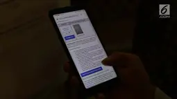 Pewarta mencoba mengupload foto ke situs Kawal Pemilu usai diluncurkan di Jakarta, Rabu (20/3). Netgrit mengajak warga mengawal Pemilu 2019 dengan mengupload foto hasil pemungutan suara ke www.kawalpemilu.org. (Liputan6.com/Helmi Fithriansyah)
