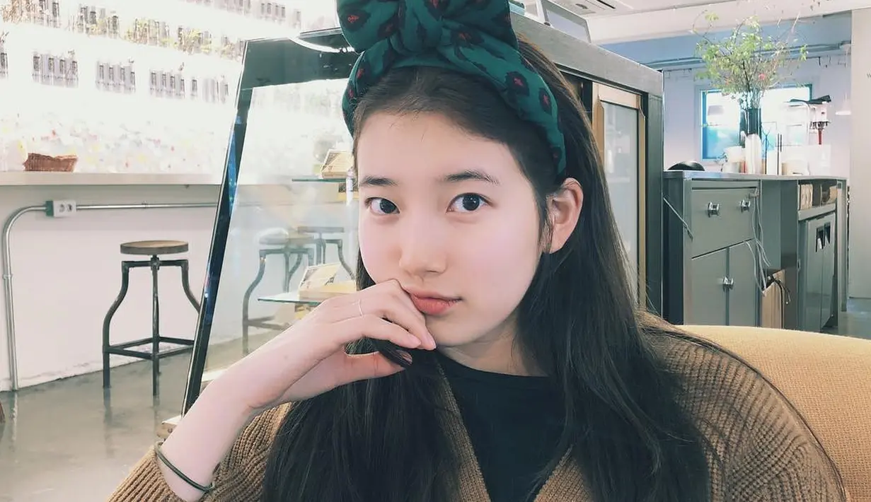 Suzy merupakan salah satu artis Korea Selatan yang multitalenta. Wajar jika kini ia sibuk sebagai penyanyi maupun aktris. (Foto: instagram.com/skuukzky)