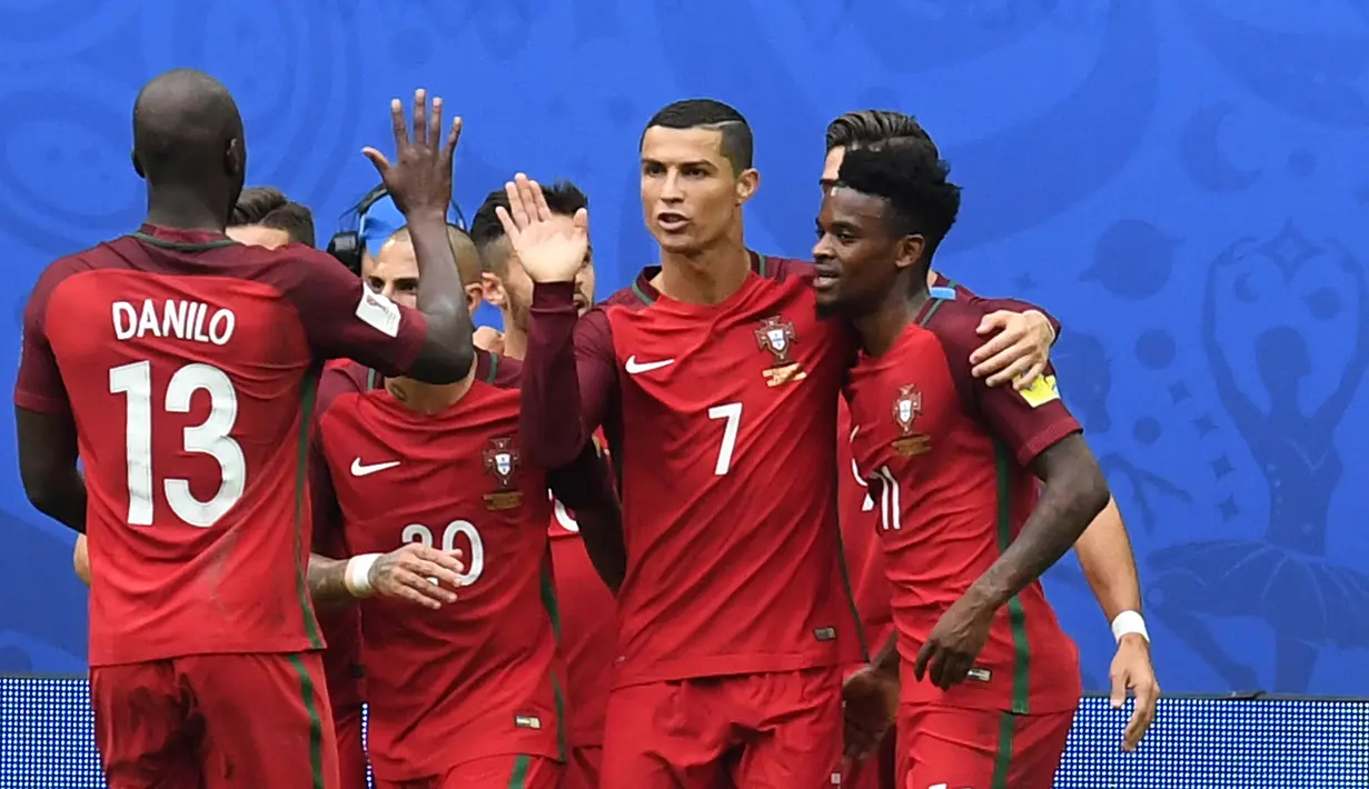 Para pemain Portugal merayakan gol yang dicetak Cristiano Ronaldo ke gawang Selandia Baru pada laga penyisihan grup Piala Konfederasi di Stadion St Petersburg, Rusia, Sabtu (24/6/2017). (EPA/Georgi Licovski)