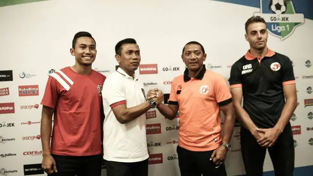Pelatih Bali United, Widodo Cahyono Putr dan pelatih Perseru Serui, I Putu Gede