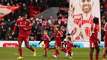 Anak-anak Diogo Jota ikut berjalan ke lapangan sebagai pendamping maskot pemain saat Liverpool versus Wolverhampton Wanderers pada laga pekan ke-18 Premier League di Stadion Anfield, Sabtu (27/12/2025) malam WIB. (AFP/Oli Scarff)