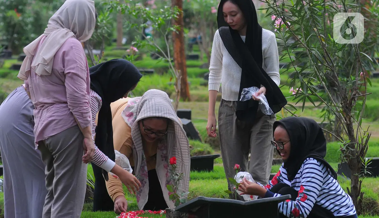 Warga berziarah ke makam TPU Malaka di Jakarta Timur, Sabtu (11/2023). Untuk menghindari kepadatan saat berziarah ke makam keluarga, warga memilih untuk lebih awal guna menghindari kepadatan ziarah kubur jelang bulan suci Ramadhan 1444 Hijriah. (merdeka.com/Imam Buhori)