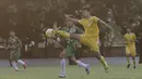 Striker Vamos Indonesia, Dony, berebut bola dengan pemain PS Tira Persikabo U-18 pada pertandingan persahabatan di Lapangan A GBK, Jakarta, Rabu (29/5). Kedua klub bermain imbang 1-1. (Bola.com/Yoppy Renato)
