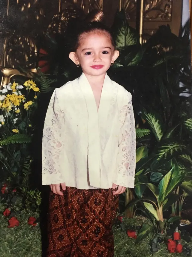 6 Potret Lawas Masa Kecil Artis saat Pakai Baju Adat,