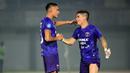 <p>Pemain Persita Tangerang, Christian Mangaron Rontini (kiri) dan Norberto Ezequiel Vidal, saling memberikan selamat setelah keduanya mencetak gol bagi timnya dalam pertandingan pekan kedua BRI Liga 1 2023/2024 melawan PSIS Semarang yang berlangsung di Stadion Indomilk Arena, Tangerang, Sabtu (8/7/2023). (Bola.com/Ikhwan Yanuar)&nbsp;</p>