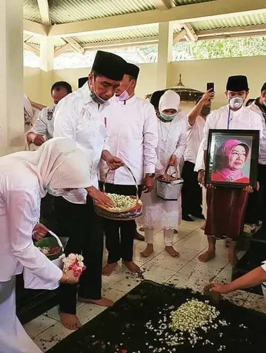 Presiden Joko Widodo atau Jokowi beserta keluarga menaburkan bunga di makam ibunda Sudjiatmi Notomihardjo di pemakaman keluarga di Mundu, Kabupaten Karanganyar, Jawa Tengah, Kamis (26/3/2020). Sujiatmi Notomiharjo wafat di RST Slamet Riyadi, Solo. (dok.istimewa)