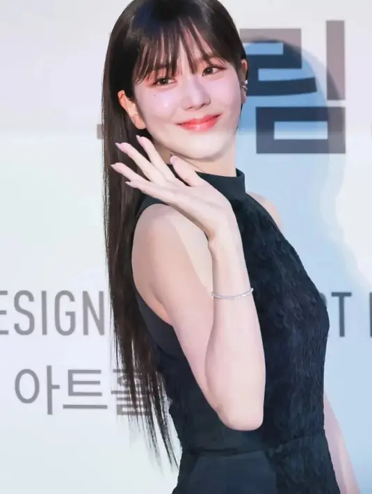 Rambut panjang lurus yang ditata rapi dengan poni rata (blunt bangs) memberikan sentuhan retro yang manis namun tetap modern.  [@actressjisoo24].