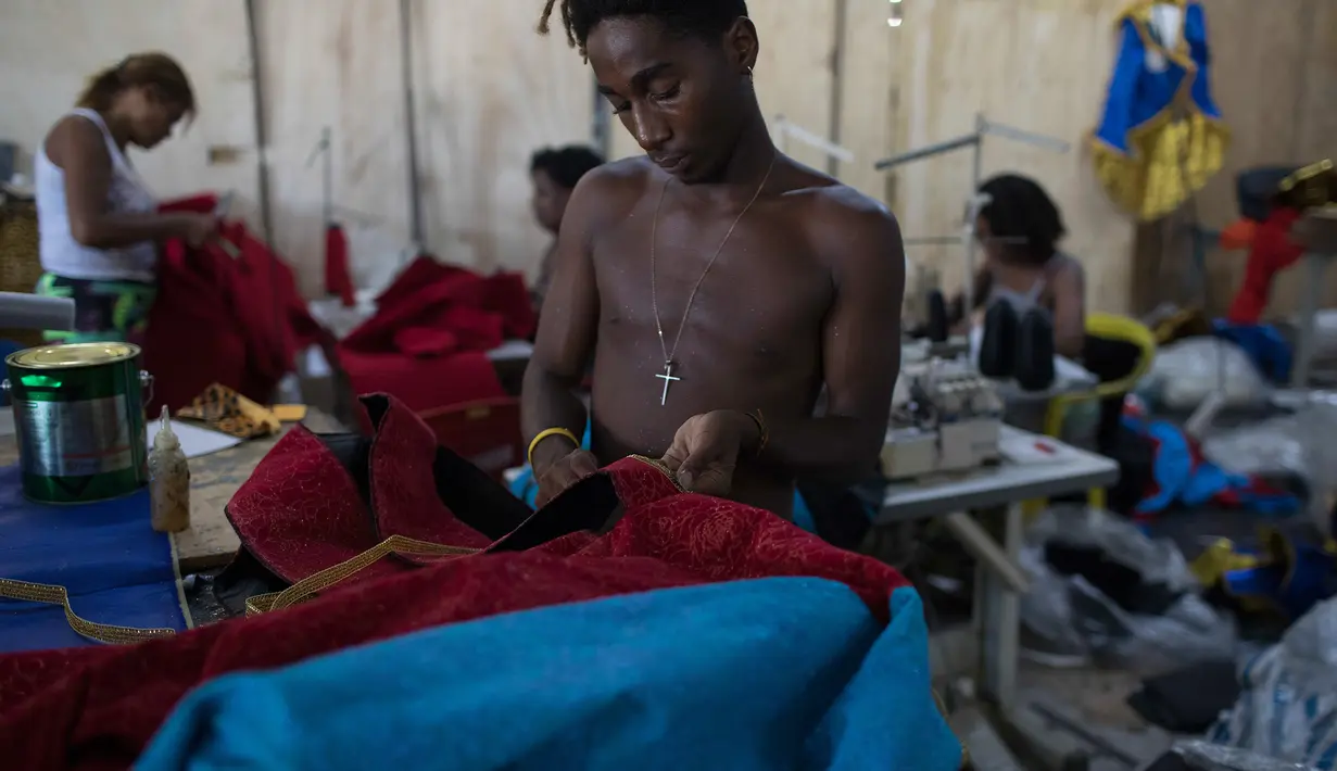 Pekerja menyelesaikan pembuatan kostum di Rio de Janeiro, Brasil (16/1). Brasil sendiri menghapus perbudakan sejak tahun 1888, namun warganya membantah karena masih banyak praktik perbudakan hingga saat ini. (AP Photo / Leo Correa)