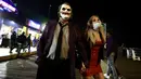 Sejumlah warga yang mengenakan kostum merayakan Halloween di Santa Monica Pier, Los Angeles County, California, AS, 31 Oktober 2020. Akibat pandemi COVID-19, pejabat bidang kesehatan masyarakat mengingatkan publik tentang pentingnya mengenakan masker dengan benar saat merayakan Halloween. (Xinhua)