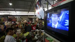 Para warga menonton bersama melalui TV acara pelantikan Presiden, Joko Widodo dan wakilnya, Jusuf Kalla di Pasar Gede, Solo, (20/10/14). (ANTARA FOTO/Maulana Surya)
