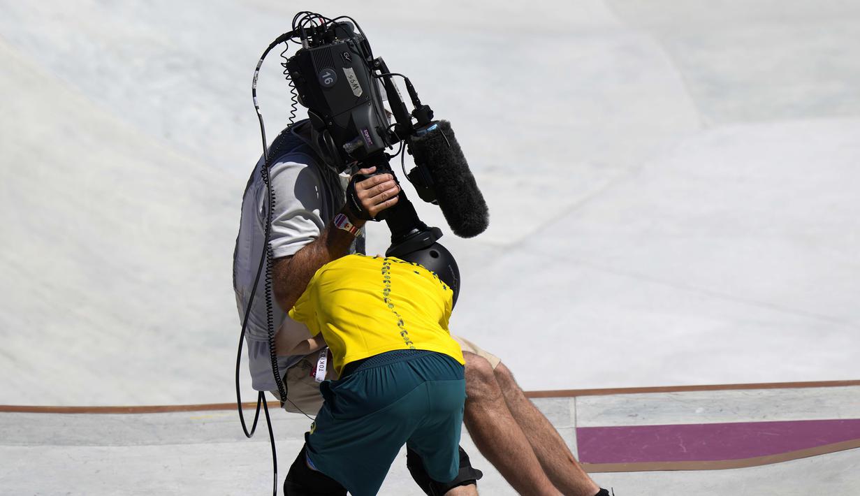 Akan tetapi, usai melakukan gerakan grind and slide terakhir di rail grind, Wooley kehilangan keseimbangan dan mengarahkan tubuhnya ke sisi belakang. Alhasil Woolley tak bisa menghindari sang juru kamera yang berdiri di sisi kiri dirinya. (Foto: AP/Ben Curtis)