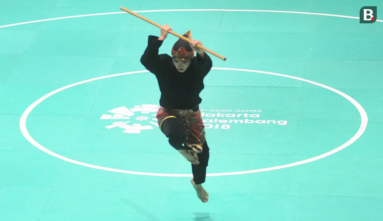 Pesilat Indonesia, Puspa Arumsari, saat beraksi pada Asian Games di Arena Silat TMII, Jakarta, Senin (27/8/2018). Puspa meraih medali emas kelas seni kategori tunggal putri dengan nilai 467. (Merdeka.com/Arie Basuki)