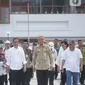 Presiden Joko Widodo (tengah) didampingi Menteri PUPR Basuki Hadimuljono (kanan) dan Gubernur Jawa Tengah Ganjar Pranowo saat meninjau pembangunan Pasar Johar Semarang, Senin (30/12/2019). Jokowi meninjau pembangunan fasilitas sarana-prasarana di Pasar Johar Semarang. (Liputan6.com/Gholib)