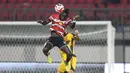 Hingga babak pertama usai, skor 1-0 untuk keunggulan Persija tidak berubah. (Bola.com/Abdul Aziz)