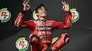 Marc Marquez keluar sebagai juara MotoGP Thailand 2025 diikuti Alex Marquez dan Francesco Bagnaia. Marc Marquez mencatat waktu 39 menit 37.244 detik. (Lillian SUWANRUMPHA/AFP)