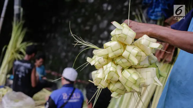 Jelang Lebaran, Pedagang Kulit Ketupat Mulai Kebanjiran Pembeli
