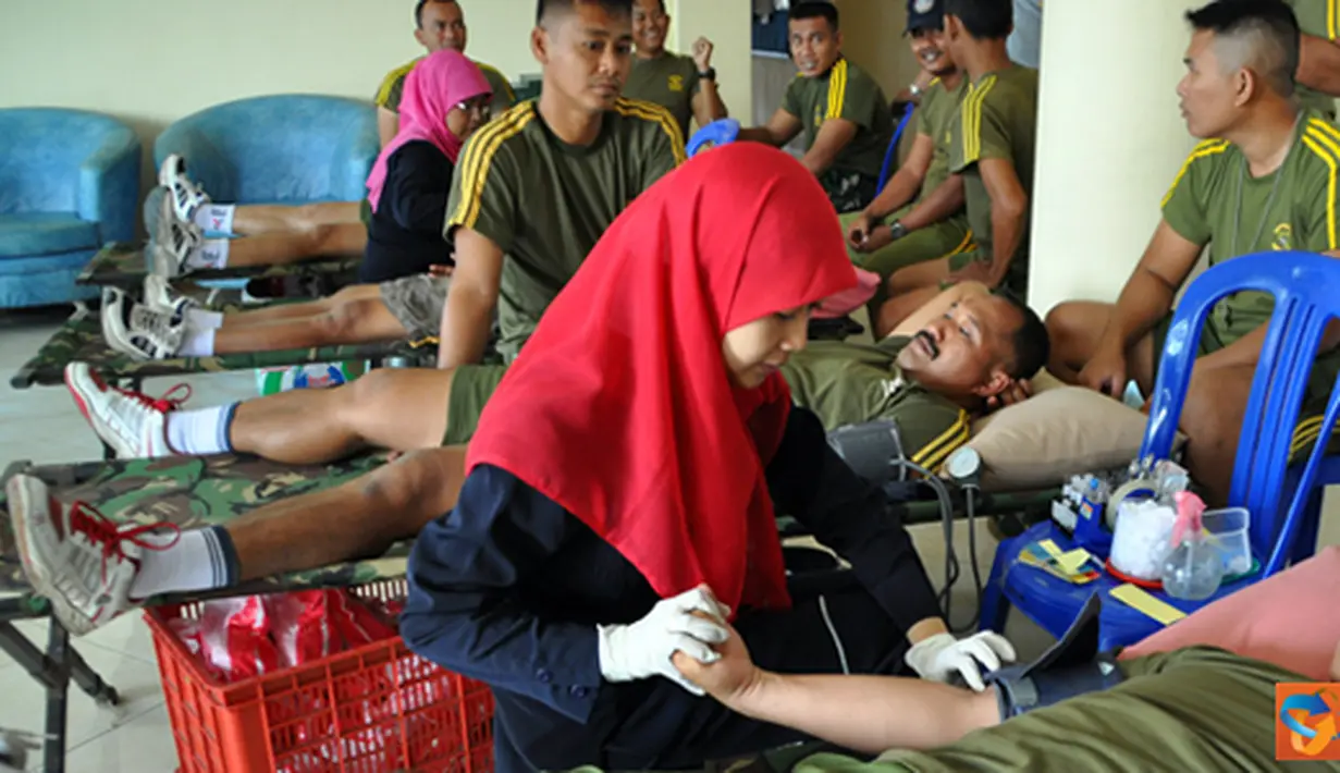 Citizen6, Sidoarjo: Dalam rangka menjelang bulan suci Ramadhan 1433 H, seluruh prajurit Denmako Pasmar-1 turut berpartisipasi menyumbangkan darah di Trian Moekijat Denma Pasmar-1, Gedangan, Sidoarjo, Kamis (12/5). (Pengirim: Budi Abdillah)