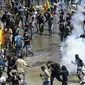 Polisi menggunakan gas air mata untuk membubarkan para pengunjuk rasa di Kolombo, Sri Lanka, 9 Juli 2022. Perdana Menteri Sri Lanka Ranil Wickremesinghe telah mengadakan pertemuan darurat para pemimpin partai politik di tengah meningkatnya kemarahan atas penanganan pemerintah terhadap krisis Sri Lanka. (AP Photo/Amitha Thennakoon)