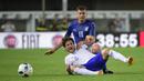 Perebutan bola antara pemain Italia, Thiago Motta, dengan pemain Finlandia, Perparim Hetemaj, pada laga persahabatan di Stadion Marc'Antonio Bentegodi, Verona, Selasa (7/6/2016) dini hari WIB. (AFP/Olivier Morin)