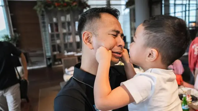 Potret Rayyanza gemas dengan Raffi Ahmad (credit: https://www.instagram.com/raffinagita1717/)