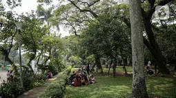 Warga bersantai di halaman luar Monumen Nasional (Monas) Jakarta, Kamis (5/5/2022). Meski kawasan Monas masih ditutup sejak awal pandemi COVID-19 pada Maret 2020 lalu namun tidak menyurutkan minat warga untuk bisa berwisata yaitu dengan memanfaatkan kawasan luar monumen tersebut. (Liputan6.com/Faizal Fanani)