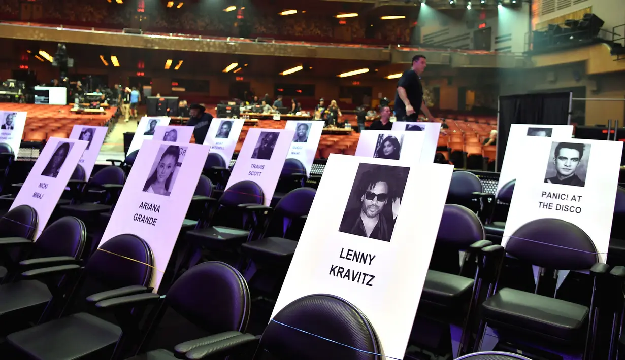 Deretan tempat duduk disertai foto para musisi dan tamu berjejer rapi jelang ajang MTV Video Music Awards (MTV VMA) 2018 di Radio City Music Hall, New York, 17 Agustus 2018. MTV VMA 2018 akan berlangsung 20 Agustus mendatang. (AFP/Angela Weiss)