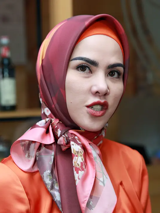 Entah apa yang membuat ia menerima tawaran itu. Yang ia lihat dulu, bahwa stripping akan menghabiskan banyak waktu. Bahkan hingga larut malam. (Deki Prayoga/Bintang.com)