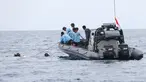 Penyelam Komando Pasukan Katak (Kopaska) TNI AL saat mencari korban pesawat Lion Air JT 610 yang jatuh di perairan Tanjung Karawang, Jawa Barat, Selasa (30/10). Penyelam menggunakan peralatan berteknologi tinggi dalam pencarian. (AP Photo/Tatan Syuflana)