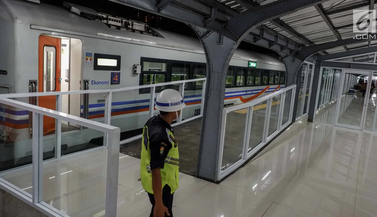Petugas berjaga di Stasiun Jakarta Kota, Rabu (29/5/2019). Ada 3 keberangkatan dan kedatangan KA jarak jauh yang di stasiun Jakarta Kota, yaitu KA Kutojaya Utara, Jayakarta Premium dan Menoreh. (Liputan6.com/Faizal Fanani)