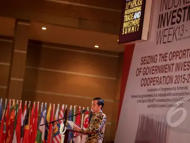 Presiden Jokowi memberi kata sambutan saat pembukaan acara  Asosiasi Pemerintah Kabupaten Seluruh Indonesia (APKASI) International Trade and Investment Summit 2015 di Jakarta, Rabu (13/5). (Liputan6.com/Faizal Fanani)