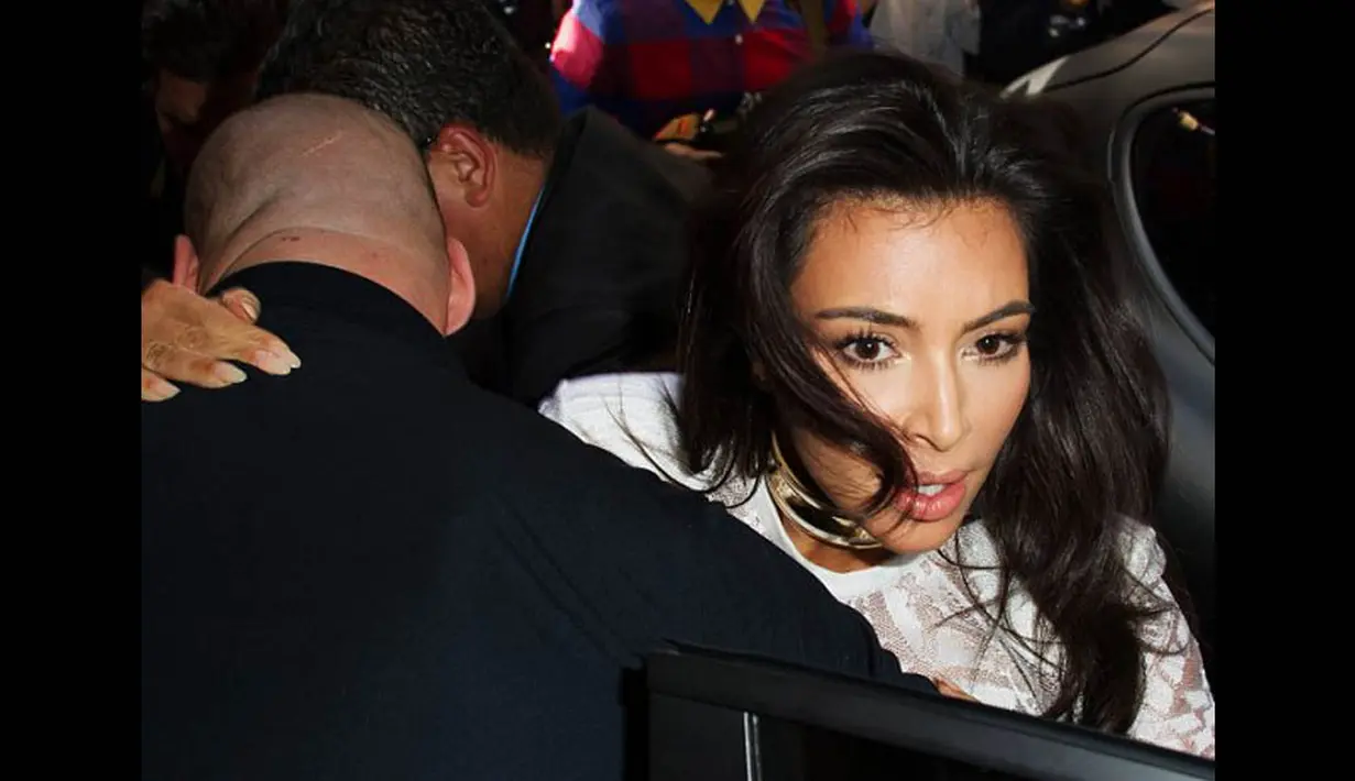 Kim Kardashian tiba-tiba diserang fansnya saat baru tiba di Paris Fashion Week, Kamis (25/9/14). (Dailymail)