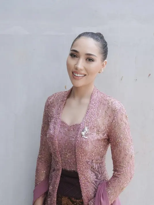 Puteri Indonesia 2022, Laksmi DeNeefe dibalut kebaya pastel keunguan berbordir dilengkapi obi, selendang, dan brosnya. [@laksmideneefe]